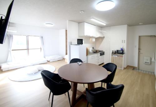 熊本Kumamoto - Apartment - Vacation STAY 22588v的一间带桌椅的客厅和一间厨房