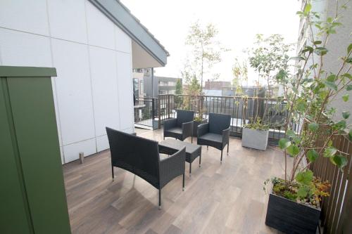 熊本Kumamoto - Apartment - Vacation STAY 22588v的大楼内的阳台配有桌椅