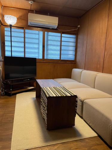 京都Kyomachiya Momo - Vacation STAY 29895v的带沙发和电视的客厅