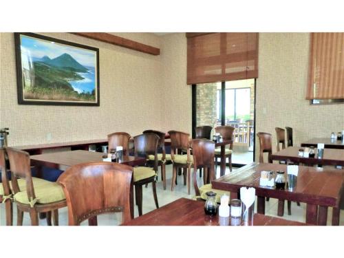 MitsuneHachijojima Hotel Resort Sea Pillows - Vacation STAY 53160v的用餐室配有木桌和椅子