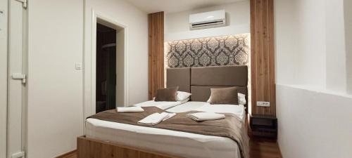 萨拉热窝Apartments "Tuffo"的一间卧室配有一张床,上面有两条毛巾