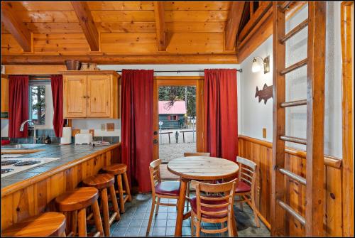 麦考尔Brundage Bungalows的厨房配有木制柜台和桌椅