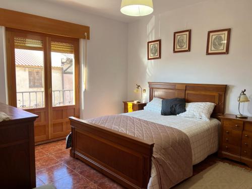 Pesquera de DueroEL COTARRO DE PESQUERA的一间卧室设有一张大床和一个窗户。