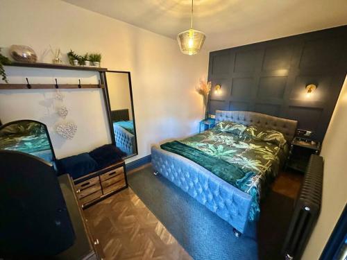 伯恩茅斯Fortescue Lodge的一间卧室配有一张床和一面大镜子