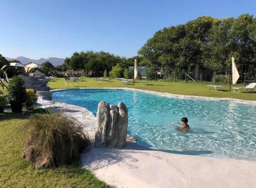 TrataliasAgriturismo Santa Lucia的公园游泳池里的人