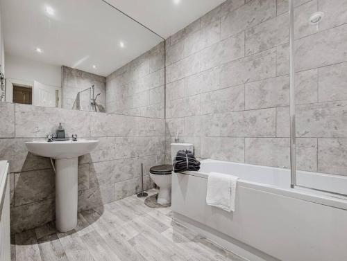 克鲁Derrington House - By Sigma Stays的一间带水槽、浴缸和卫生间的浴室