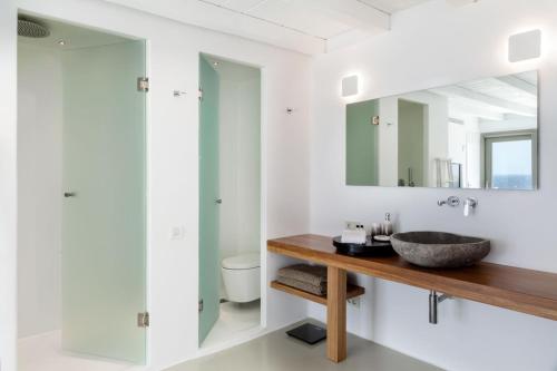 米克诺斯城She Mykonos - The Residency的一间带水槽和镜子的浴室