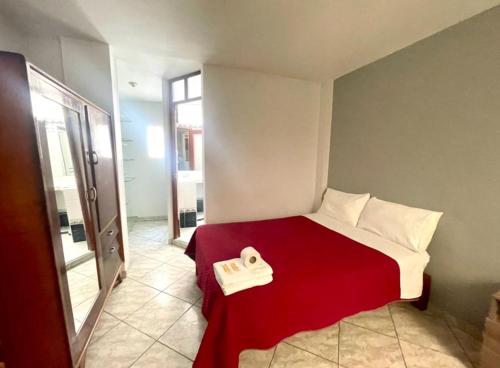 伊洛Apartamento Sotillo的一间卧室配有一张带红色毯子的床