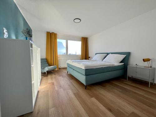 多恩比恩Apartment Popular的一间卧室设有蓝色的床和窗户。