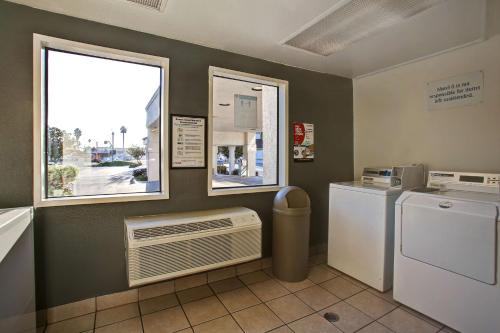 森尼维耳市北森尼韦尔6汽车旅馆的洗衣房配有洗衣机和烘干机以及窗户。