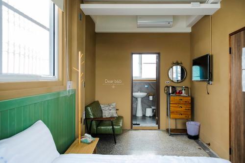 关山镇兴源行民宿 的一间卧室配有一张床、一把椅子和镜子
