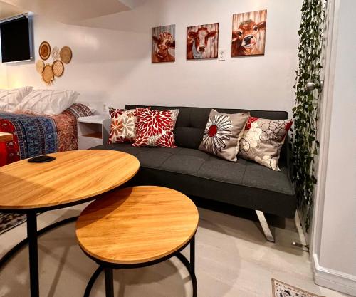 温莎The Boho Oasis的客厅配有沙发和桌子