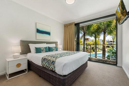 马库拉沙丘住宿度假酒店的一间卧室设有一张大床和一个大窗户