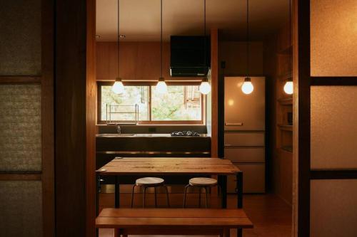 Ōtakuchi目の前が吉野川・雨天でも屋外体験ができる絶景の一軒家的厨房配有木桌和2张凳子