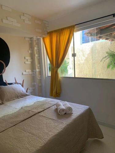 萨尔瓦多Aconchego de Itapuã的一间卧室设有一张床和一个大窗户