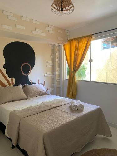 萨尔瓦多Aconchego de Itapuã的一间卧室设有一张大床和大窗户