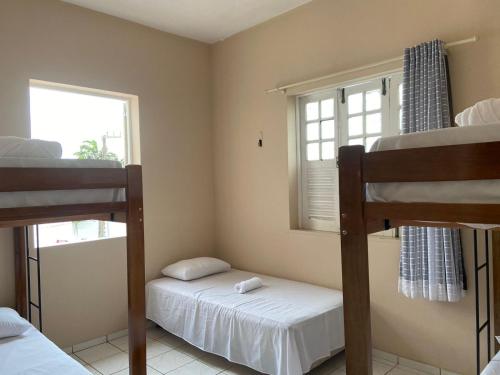 Hostel dos Poetas客房内的一张或多张双层床