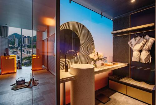 深圳深圳品上云端服务式公寓的一间带水槽和镜子的浴室