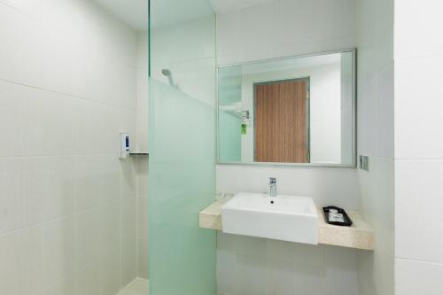 日惹日惹布尔扎酒店的白色的浴室设有水槽和镜子