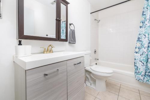 哈特福德Exquisite Downtown Loft Apartment的白色的浴室设有水槽和卫生间。