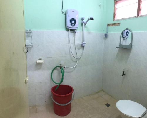 哥打巴鲁Ruhani Homestay 2 Kota Bharu Cheap and Comfortable的一间带卫生间和桶的浴室