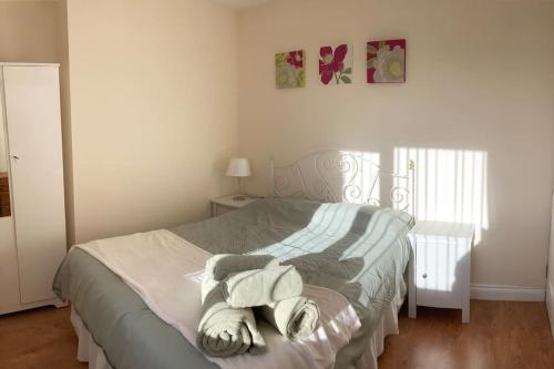 哈特尔普尔Challoner House - sleeps 5的一间卧室配有带毛巾的床