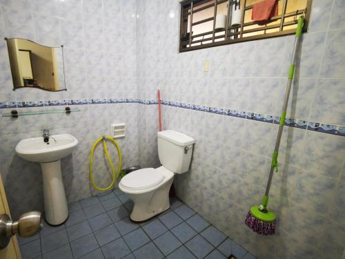 莎阿南Ames Leng I-City Home Sweet Home的浴室配有卫生间、水槽和拖车。