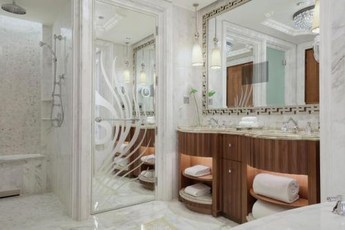 阿布扎比阿布扎比圣瑞吉酒店的一间带大镜子和盥洗盆的浴室