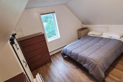 安克雷奇Luxury DT Cottage - Free Parking - Self Check-In的一间卧室设有一张大床和一个窗户。