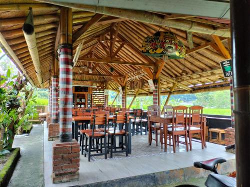 AngsriMagical Breeze Cabin的餐厅设有木制天花板和桌椅