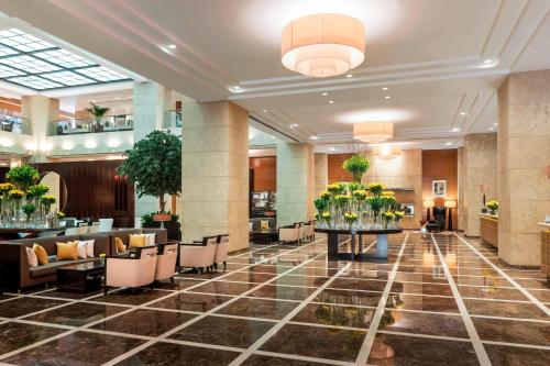 迪拜Grosvenor House, a Luxury Collection Hotel, Dubai的大堂,设有桌椅