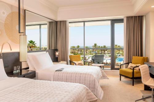 迪拜皇家艾美国际海滩度假村的酒店客房设有两张床和一个阳台。