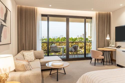 迪拜皇家艾美国际海滩度假村的酒店客房设有床和客厅。