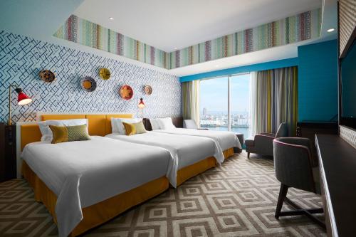 大阪环球港酒店的酒店客房配有两张床和一张书桌