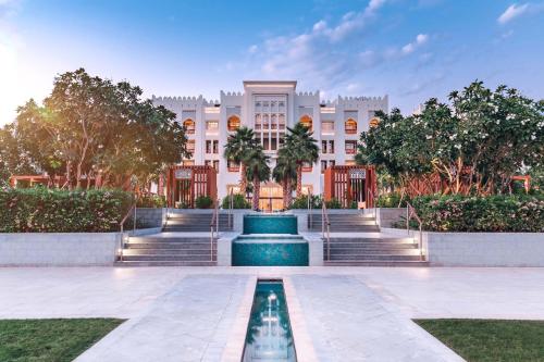 多哈Al Messila, A Luxury Collection Resort & Spa, Doha的一座大型建筑,前面有一个喷泉