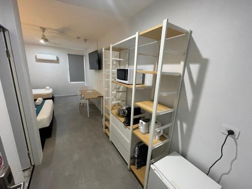 达尔文温尼里亚汽车旅馆的小房间设有床铺和微波炉