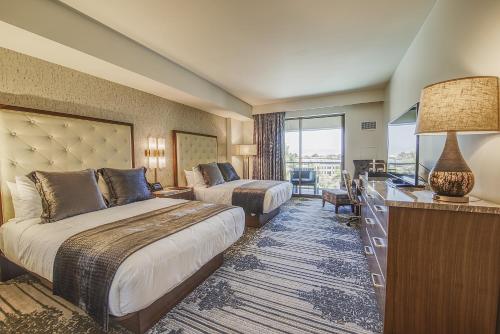 圣地亚哥Legacy Resort Hotel & Spa的酒店客房配有两张床和一张书桌