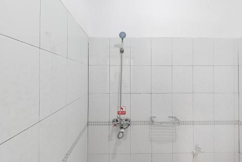 万隆Urbanview Hotel My Honai Setrasari by RedDoorz的白色瓷砖浴室内的淋浴