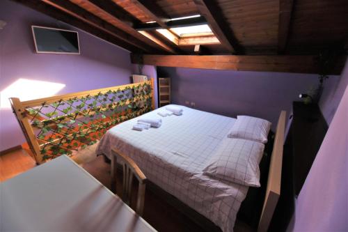 圣费利切德尔贝纳科Morgan's oasis的一间卧室配有带毛巾的床