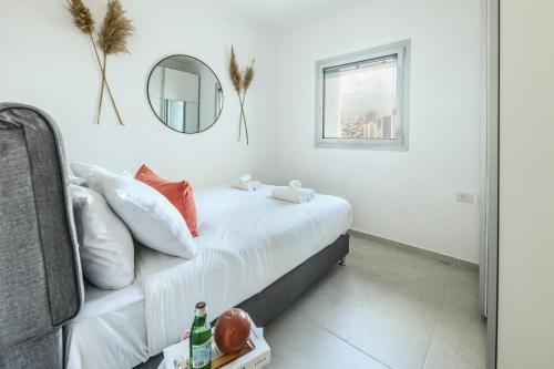 特拉维夫Luxury 3BR Duplex with Sea View in Tel-Aviv Center by Sea N' Rent的卧室配有一张壁挂镜子的床