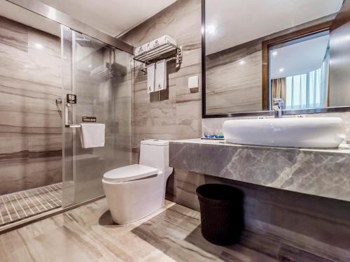广州广州汇和酒店(汇龙信息产业科技园店)的一间带水槽、卫生间和镜子的浴室