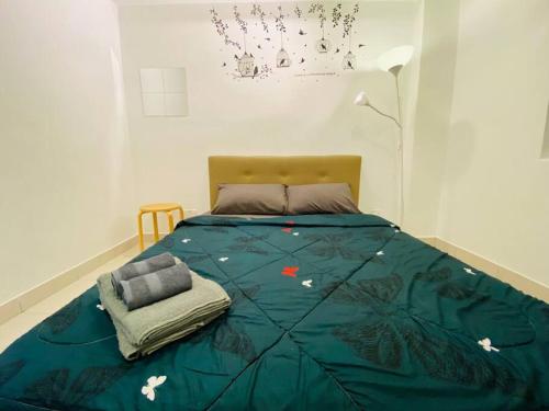 峇六拜Cozy 3BR Apartment with Free Netflix的卧室内的一张蓝色棉被