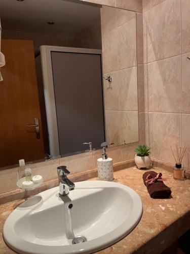 瓦尔纳Hotel Trakata的浴室的柜台设有水槽和镜子