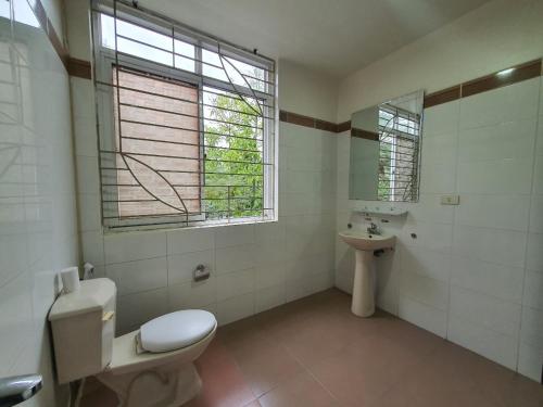 海阳海阳之星酒店的一间带卫生间、水槽和窗户的浴室