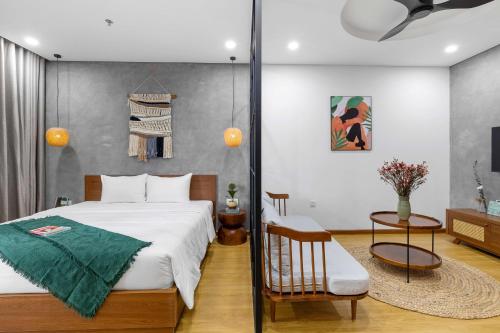 岘港Lagom Boutique Hotel Da Nang的卧室配有1张床、1张桌子和1把椅子
