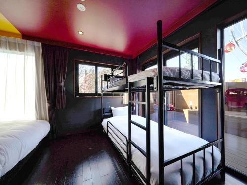 仙台Rakuten STAY x EAGLES 202 with Roof balcony的红色天花板的客房内设有两张双层床。