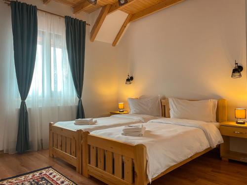 舒加塔格盐矿镇Pensiunea Ocna Maramuresului的一间卧室设有一张大床和一个窗户。