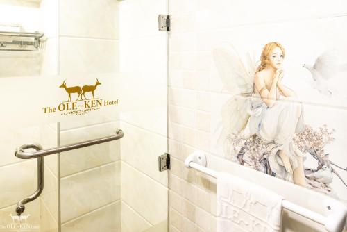 纳库鲁The Ole-Ken Hotel的浴室墙上贴有天使的标签