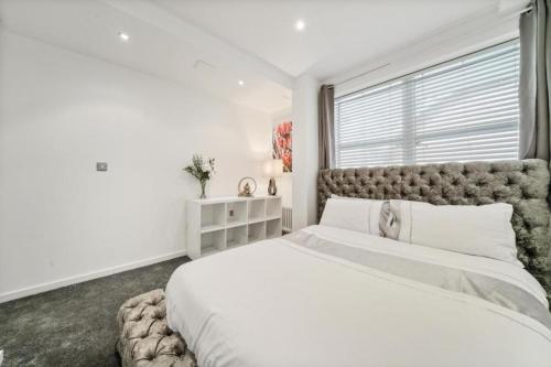 伦敦Modern1Bed Apartment London Camberwell Denmark Champion Hill的白色的卧室设有一张大床和一个窗户
