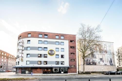 不莱梅B&B Hotel Bremen-City的白色的建筑,旁边标有标志